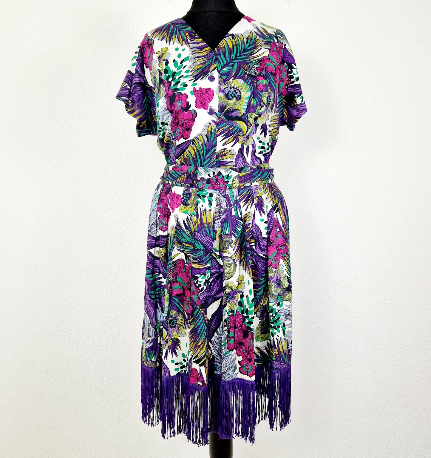 Einzigartiges und nachhaltiges Vintage Set mit Rock und Bluse in violett. Unique and sustainable vinage set with skirt and blouse in purple. Front.