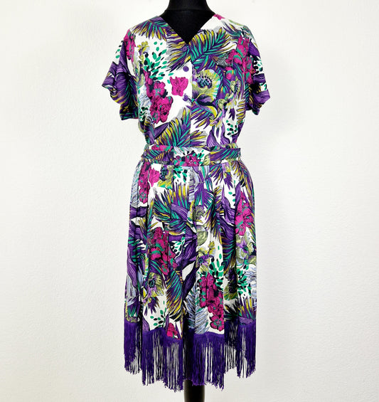 Einzigartiges und nachhaltiges Vintage Set mit Rock und Bluse in violett. Unique and sustainable vinage set with skirt and blouse in purple. Front.
