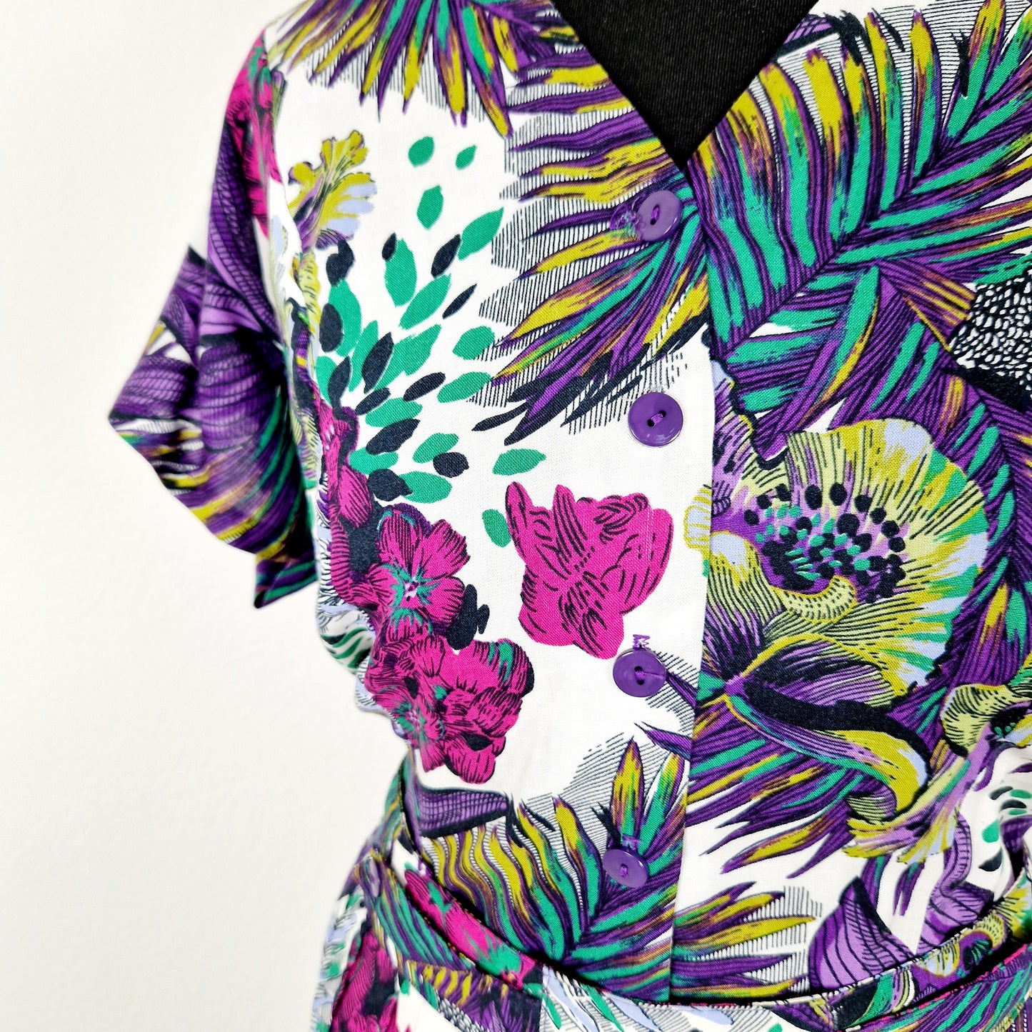 Einzigartiges und nachhaltiges Vintage Set mit Rock und Bluse in violett. Unique and sustainable vinage set with skirt and blouse in purple. Close-up.