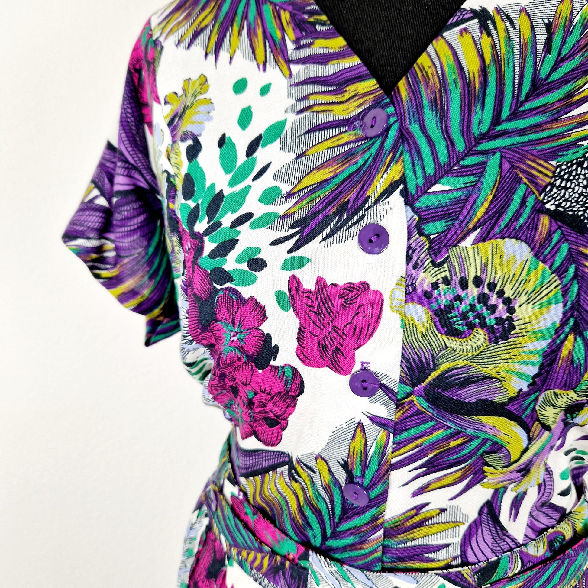 Einzigartiges und nachhaltiges Vintage Set mit Rock und Bluse in violett. Unique and sustainable vinage set with skirt and blouse in purple. Close-up.