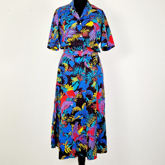 Einzigartiges und nachhaltiges Vintage Set, Rock und Bluse, in blau-gelb-rot mit Papageien. Unique and sustainable vintage set, skirt and blouse, in blue-yellow-red with parrots. Front.