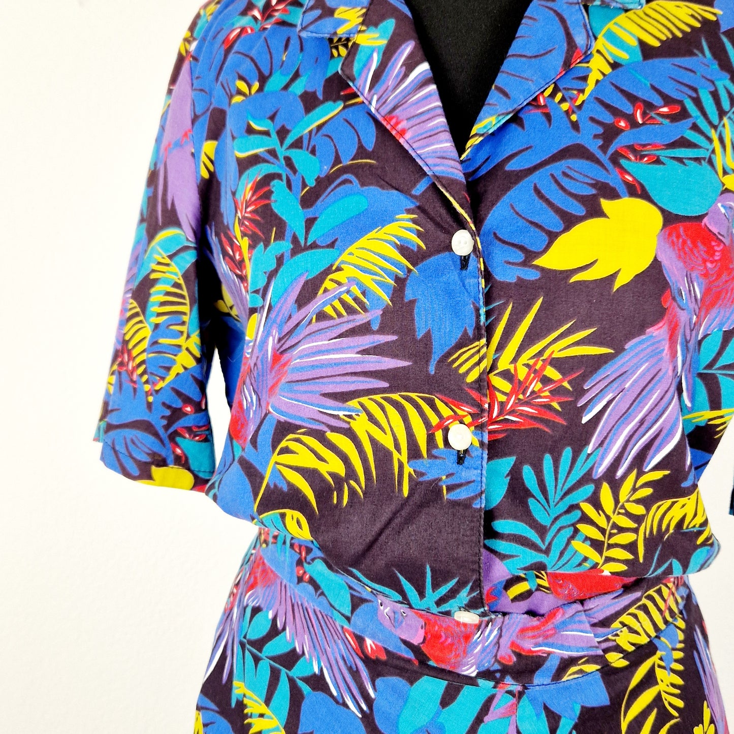Einzigartiges und nachhaltiges Vintage Set, Rock und Bluse, in blau-gelb-rot mit Papageien. Unique and sustainable vintage set, skirt and blouse, in blue-yellow-red with parrots. Close-up.