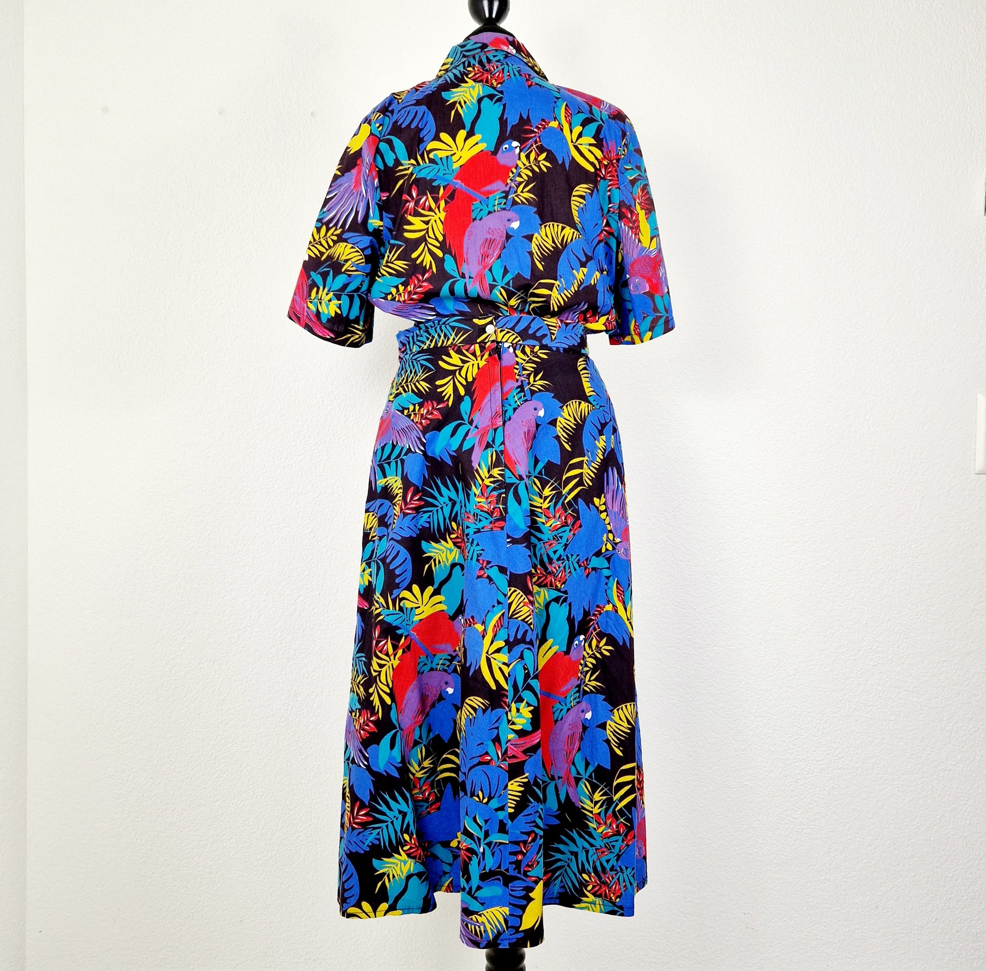 Einzigartiges und nachhaltiges Vintage Set, Rock und Bluse, in blau-gelb-rot mit Papageien. Unique and sustainable vintage set, skirt and blouse, in blue-yellow-red with parrots. Back.