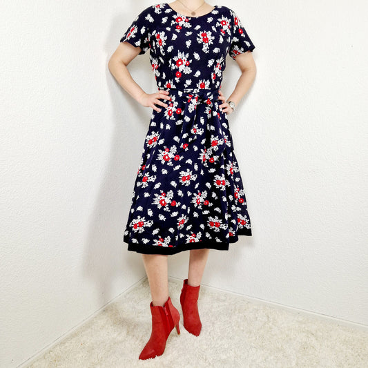 Einzigartiges und nachhaltiges Vintage Kleid in blau mit Rosen. Unique and sustainable vintage dress in blue with roses. Model.