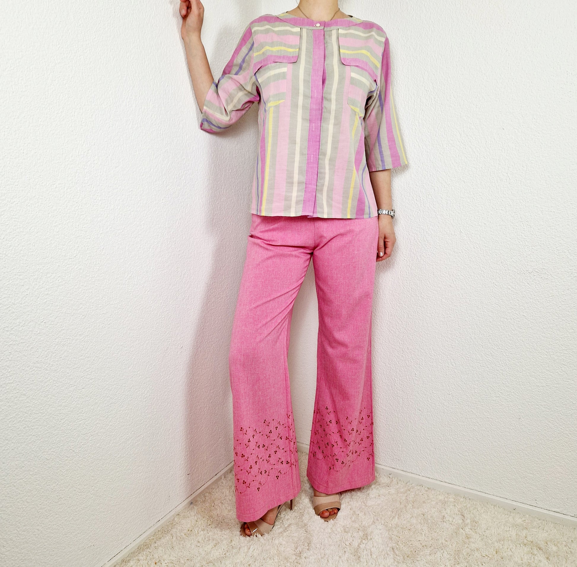 Einzigartige und nachhaltige Vintag Bluse pink-beige-gelb gestreift. Unique and sustainable vintage blouse with pink-beige-yellow stripes. Modell