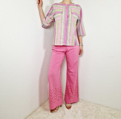 Einzigartige und nachhaltige Vintag Bluse pink-beige-gelb gestreift. Unique and sustainable vintage blouse with pink-beige-yellow stripes. Modell