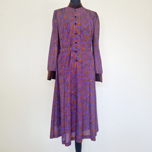Einzigartiges und nachhaltiges Vintage Kleid in violett-bordeaux mit Blumen. Unique and sustainable vintage dress in purple-bordeaux with flowers. Front.