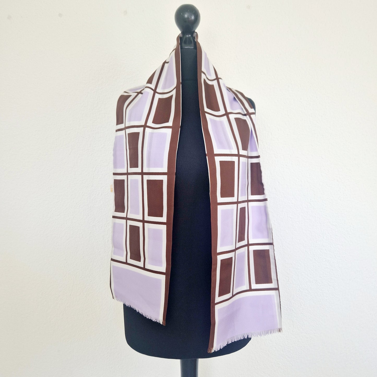 Einzigartiger und nachhaltiger Vintage Schal in lila-braun. Unique and sustainable vintage scarf in purple-brown. Front 2.