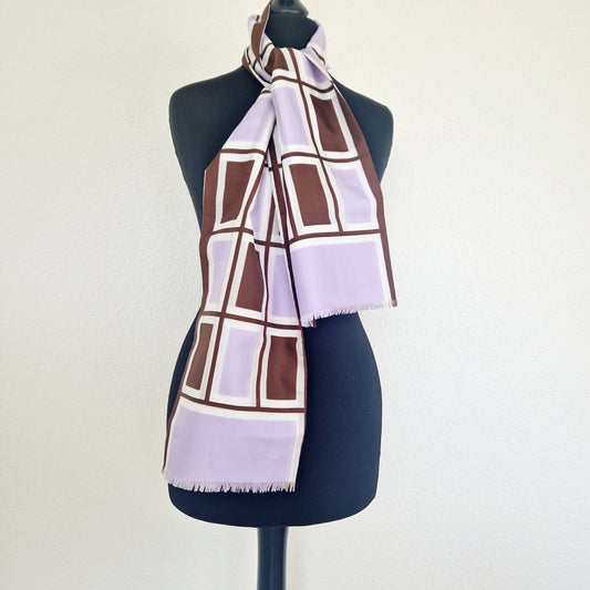 Einzigartiger und nachhaltiger Vintage Schal in lila-braun. Unique and sustainable vintage scarf in purple-brown. Front.