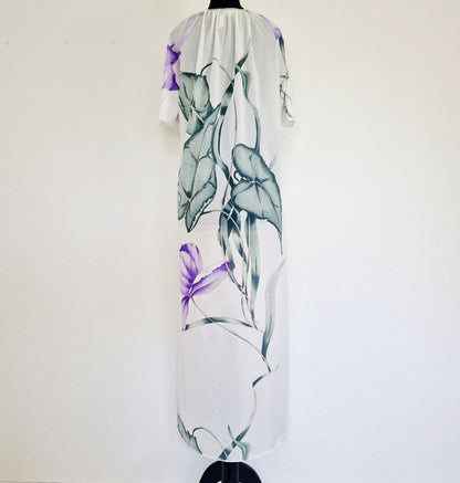 Einzigartiges und nachhaltiges Vintage Nachthemd in weiss mit Lilien. Unique and sustainable nightdress in white with lilies. Back.