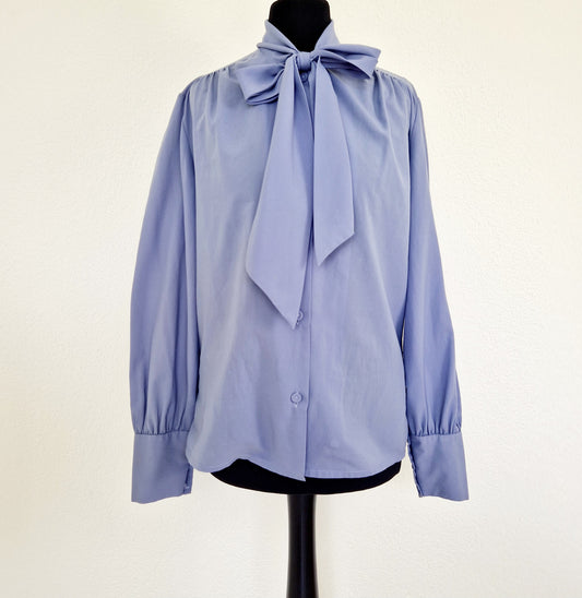 Einzigartige und nachhaltige Vintage Bluse in blau mit Schleife. Unique and sustainable vintage blouse in blue with bow. Front.