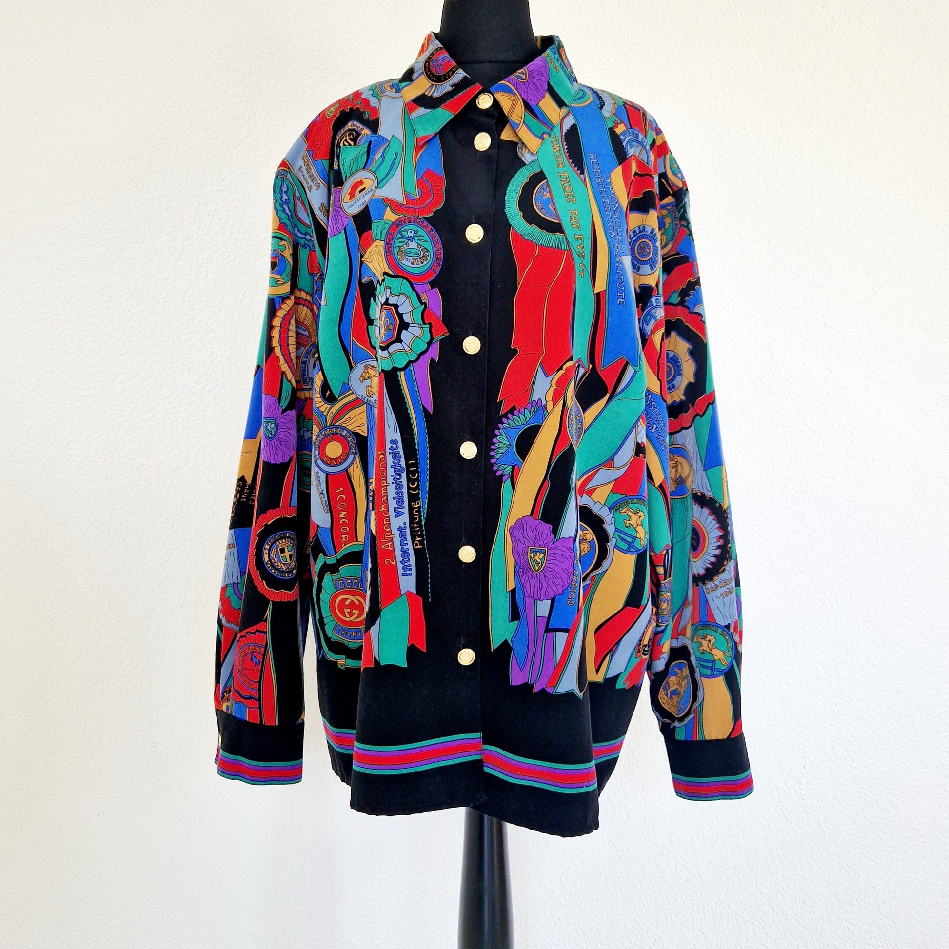 Einzigartige und nachhaltige Vintage Bluse in schwarz-rot-gelb mit Pferden. Unique and sustainable vintage blouse in black-red-yellow with horses. Front.