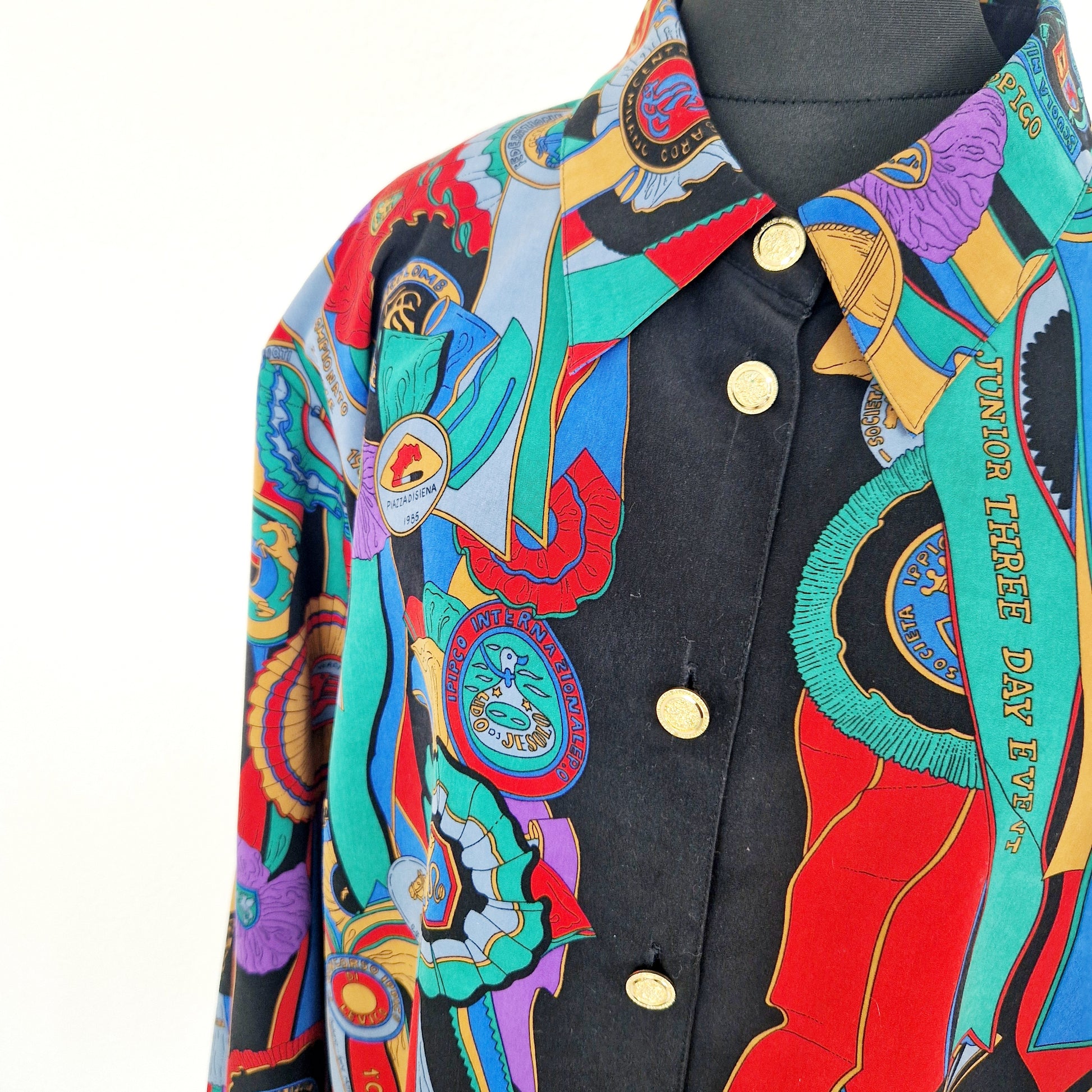 Einzigartige und nachhaltige Vintage Bluse in schwarz-rot-gelb mit Pferden. Unique and sustainable vintage blouse in black-red-yellow with horses. Close-up.