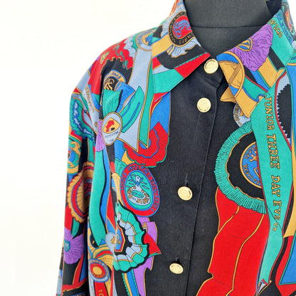 Einzigartige und nachhaltige Vintage Bluse in schwarz-rot-gelb mit Pferden. Unique and sustainable vintage blouse in black-red-yellow with horses. Close-up.