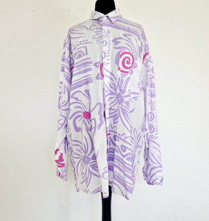 Einzigartige und nachhaltige Vintage Bluse in weiss-lila-pink mit Blumen. Unique and sustainable vintage blouse in white-purple-pink with flowers. Front.