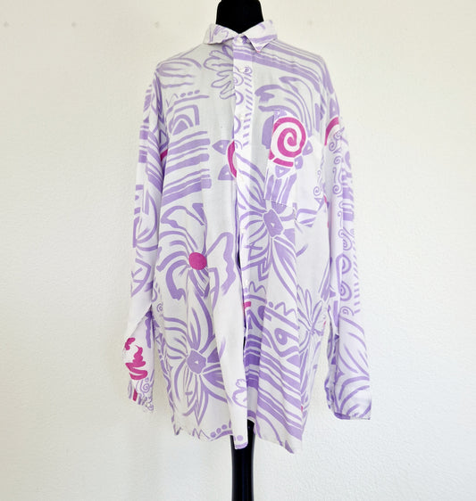 Einzigartige und nachhaltige Vintage Bluse in weiss-lila-pink mit Blumen. Unique and sustainable vintage blouse in white-purple-pink with flowers. Front.