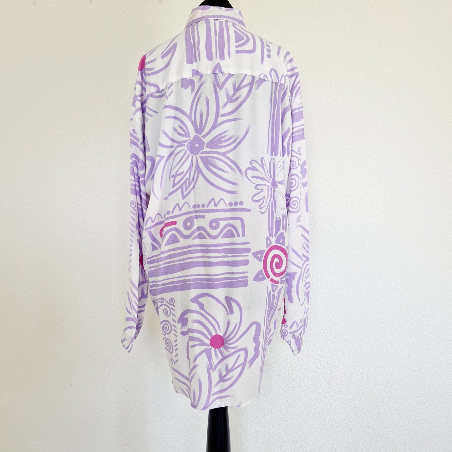 Einzigartige und nachhaltige Vintage Bluse in weiss-lila-pink mit Blumen. Unique and sustainable vintage blouse in white-purple-pink with flowers. Back.