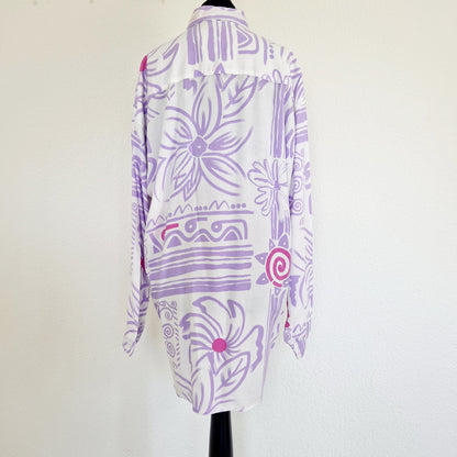 Einzigartige und nachhaltige Vintage Bluse in weiss-lila-pink mit Blumen. Unique and sustainable vintage blouse in white-purple-pink with flowers. Back.