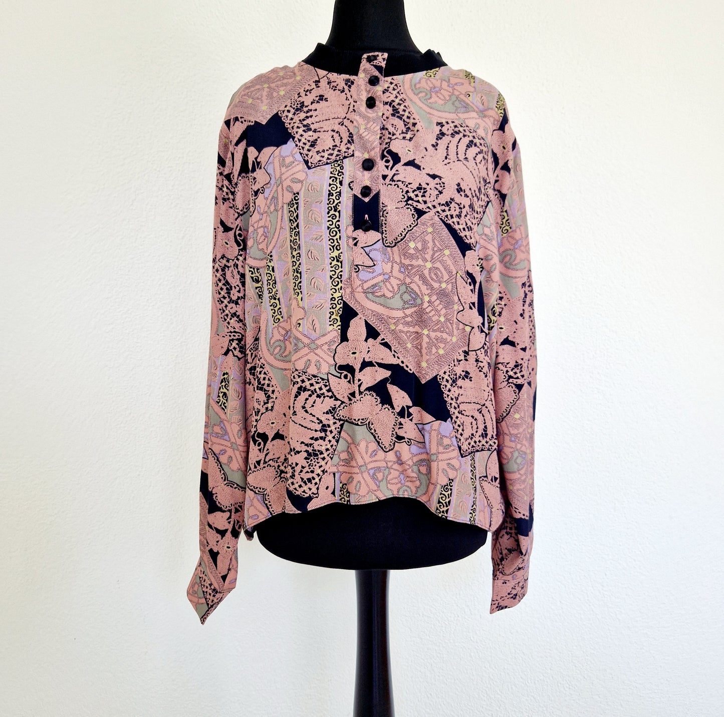 Einzigartige und nachhaltige Vintage Bluse in altrosa-lila-schwarz. Unique and sustainable vintage blouse in dusty pink-purple-black. Front