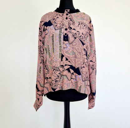 Einzigartige und nachhaltige Vintage Bluse in altrosa-lila-schwarz. Unique and sustainable vintage blouse in dusty pink-purple-black. Front