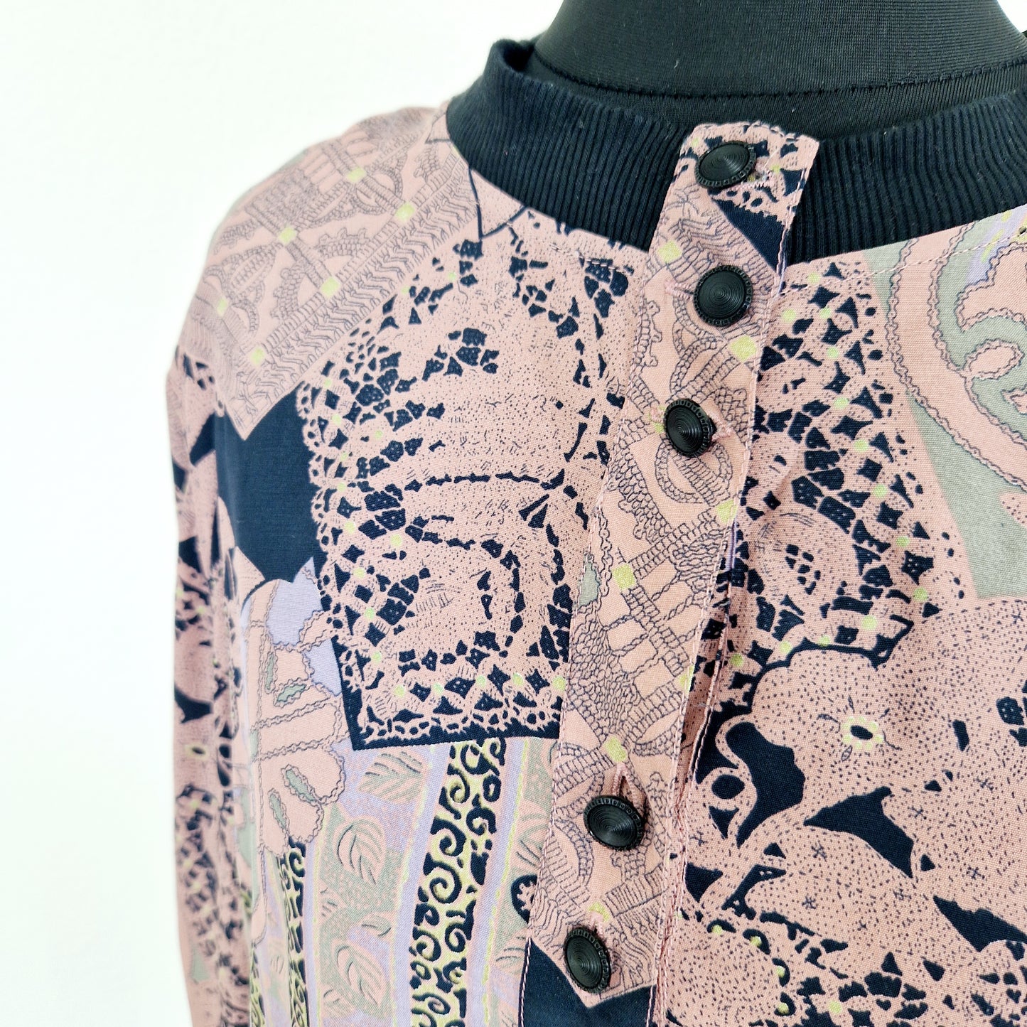 Einzigartige und nachhaltige Vintage Bluse in altrosa-lila-schwarz. Unique and sustainable vintage blouse in dusty pink-purple-black. Close-up.