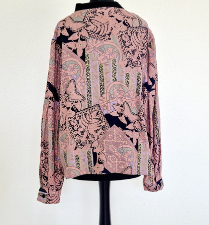 Einzigartige und nachhaltige Vintage Bluse in altrosa-lila-schwarz. Unique and sustainable vintage blouse in dusty pink-purple-black. Back.