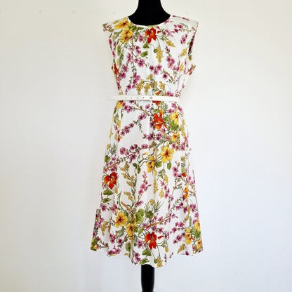 Einzigartiges und nachhaltiges Vintage Kleid in weiss mit Blumen. Unique and sustainable vintage dress in white with flowers. Front.