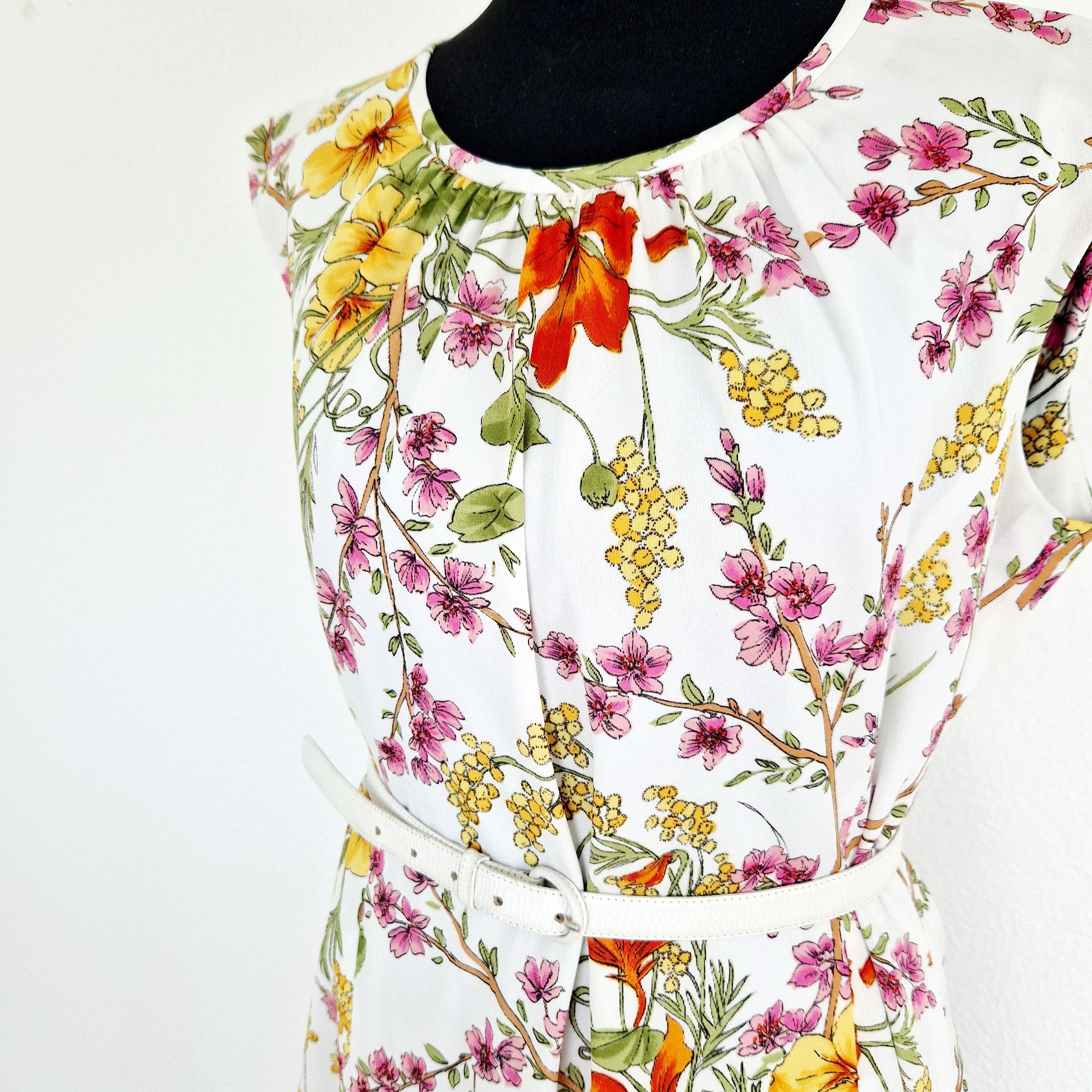 Einzigartiges und nachhaltiges Vintage Kleid in weiss mit Blumen. Unique and sustainable vintage dress in white with flowers. Close-up.