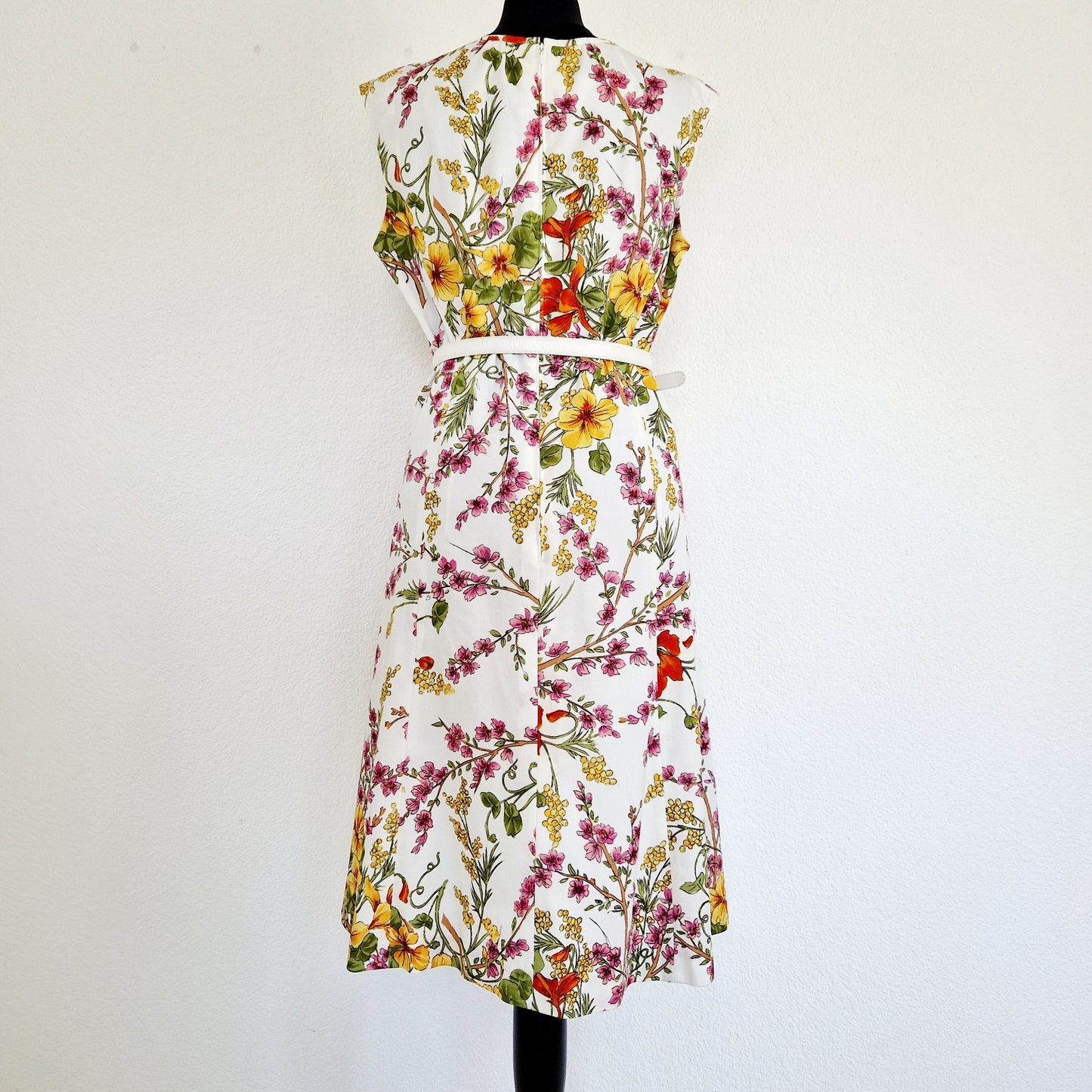 Einzigartiges und nachhaltiges Vintage Kleid in weiss mit Blumen. Unique and sustainable vintage dress in white with flowers. Back.