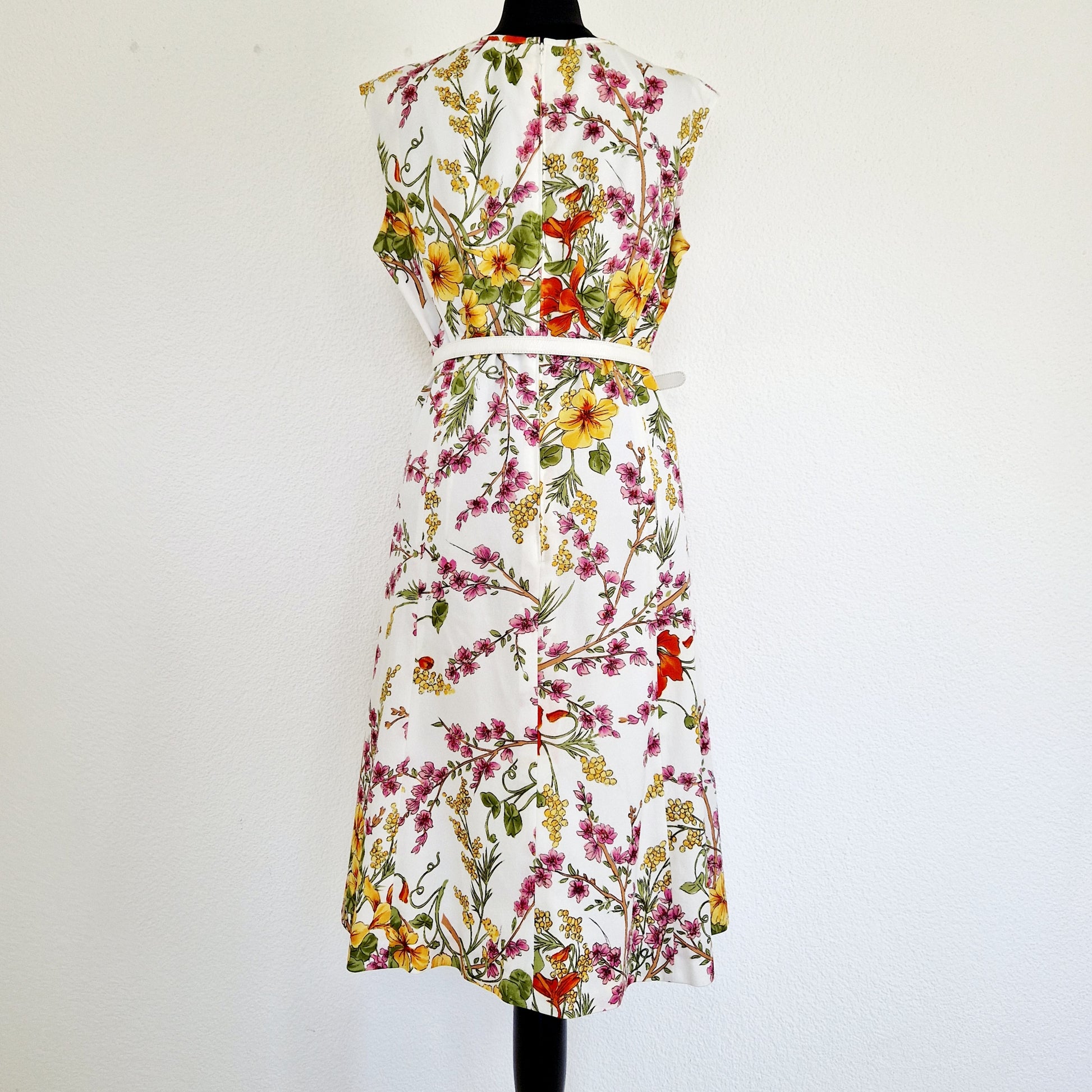 Einzigartiges und nachhaltiges Vintage Kleid in weiss mit Blumen. Unique and sustainable vintage dress in white with flowers. Back.