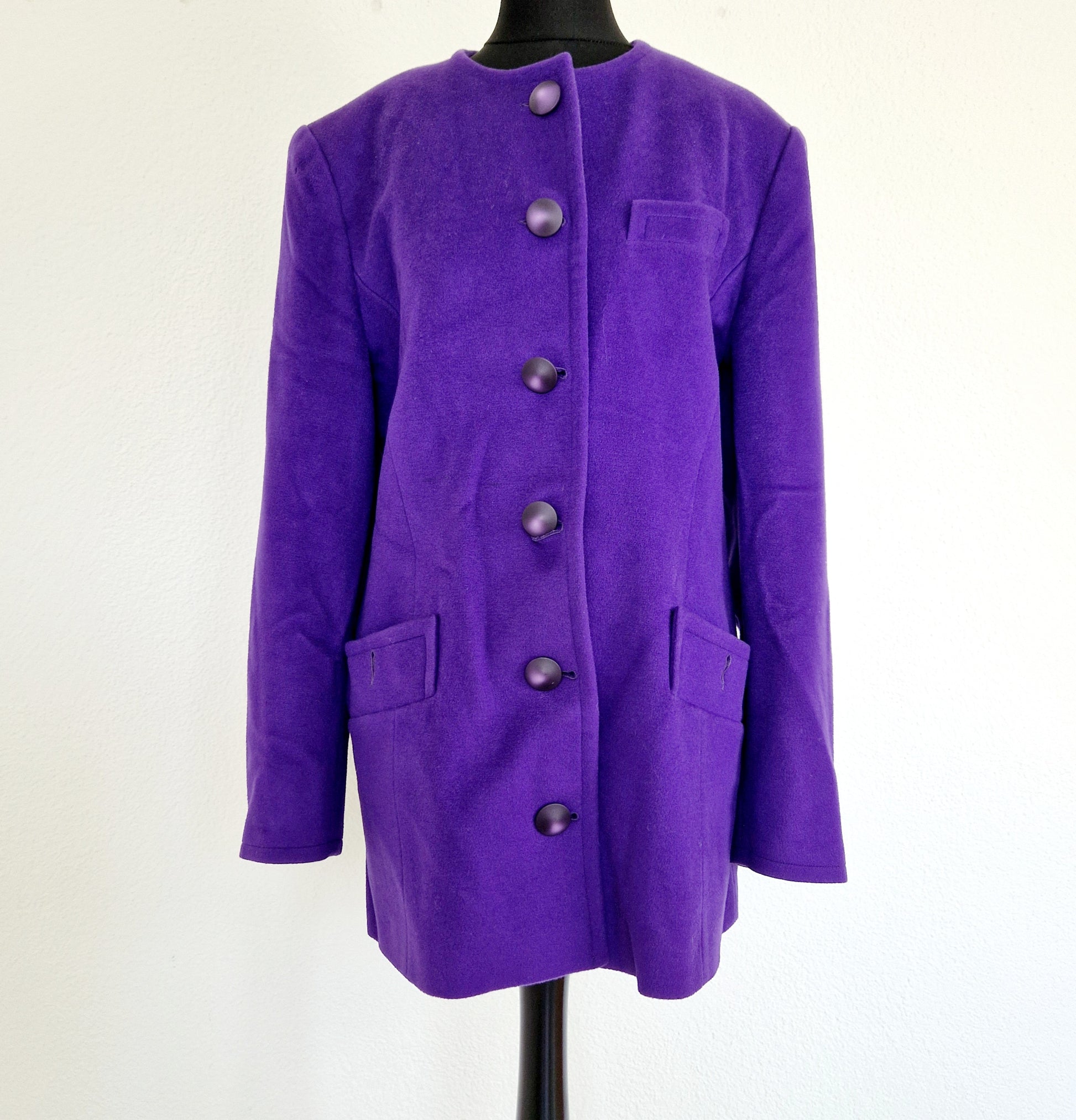 Einzigartiger und nachhaltiger Vintage Mangel in violett. Unique and sustainable vintage coat in purple. Front.