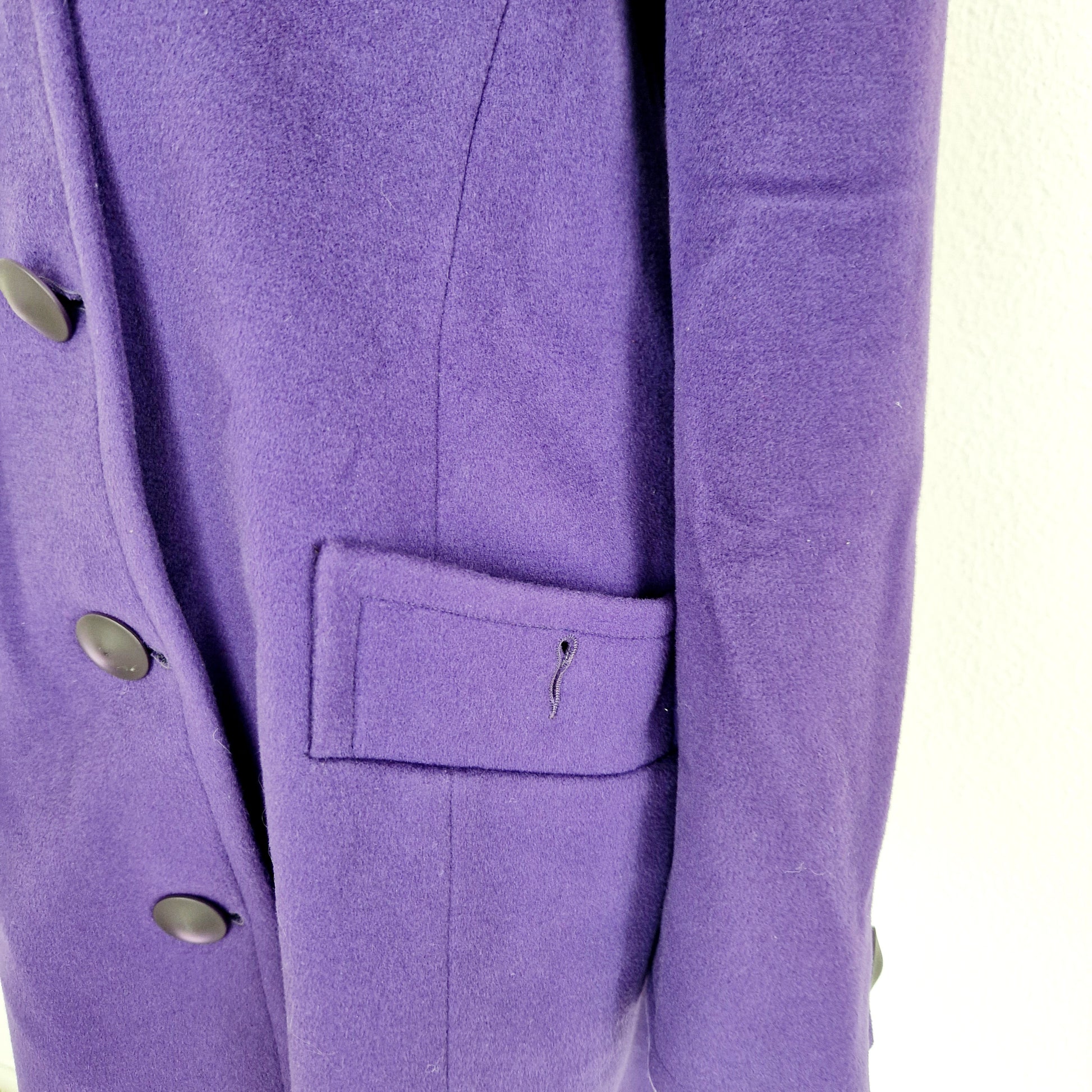 Einzigartiger und nachhaltiger Vintage Mangel in violett. Unique and sustainable vintage coat in purple. Pocket.