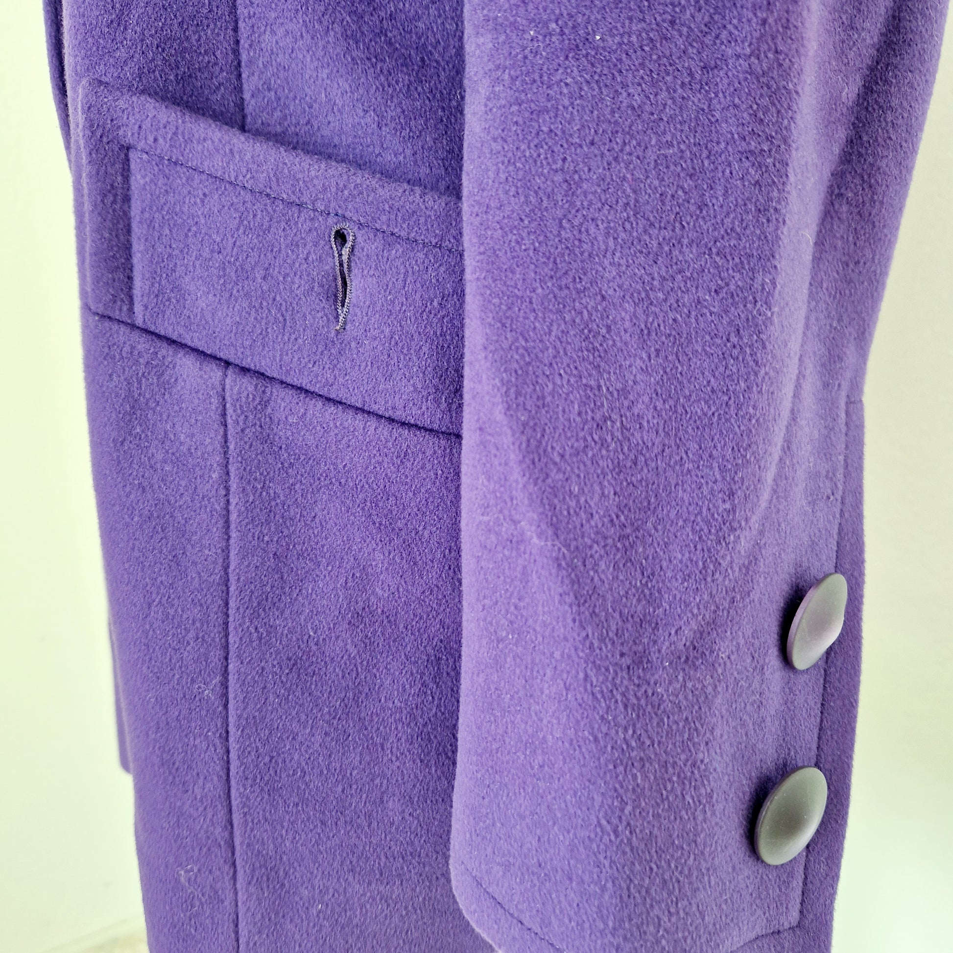 Einzigartiger und nachhaltiger Vintage Mangel in violett. Unique and sustainable vintage coat in purple. Sleeves.