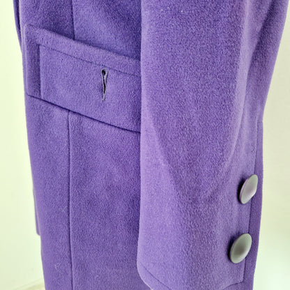 Einzigartiger und nachhaltiger Vintage Mangel in violett. Unique and sustainable vintage coat in purple. Sleeves.