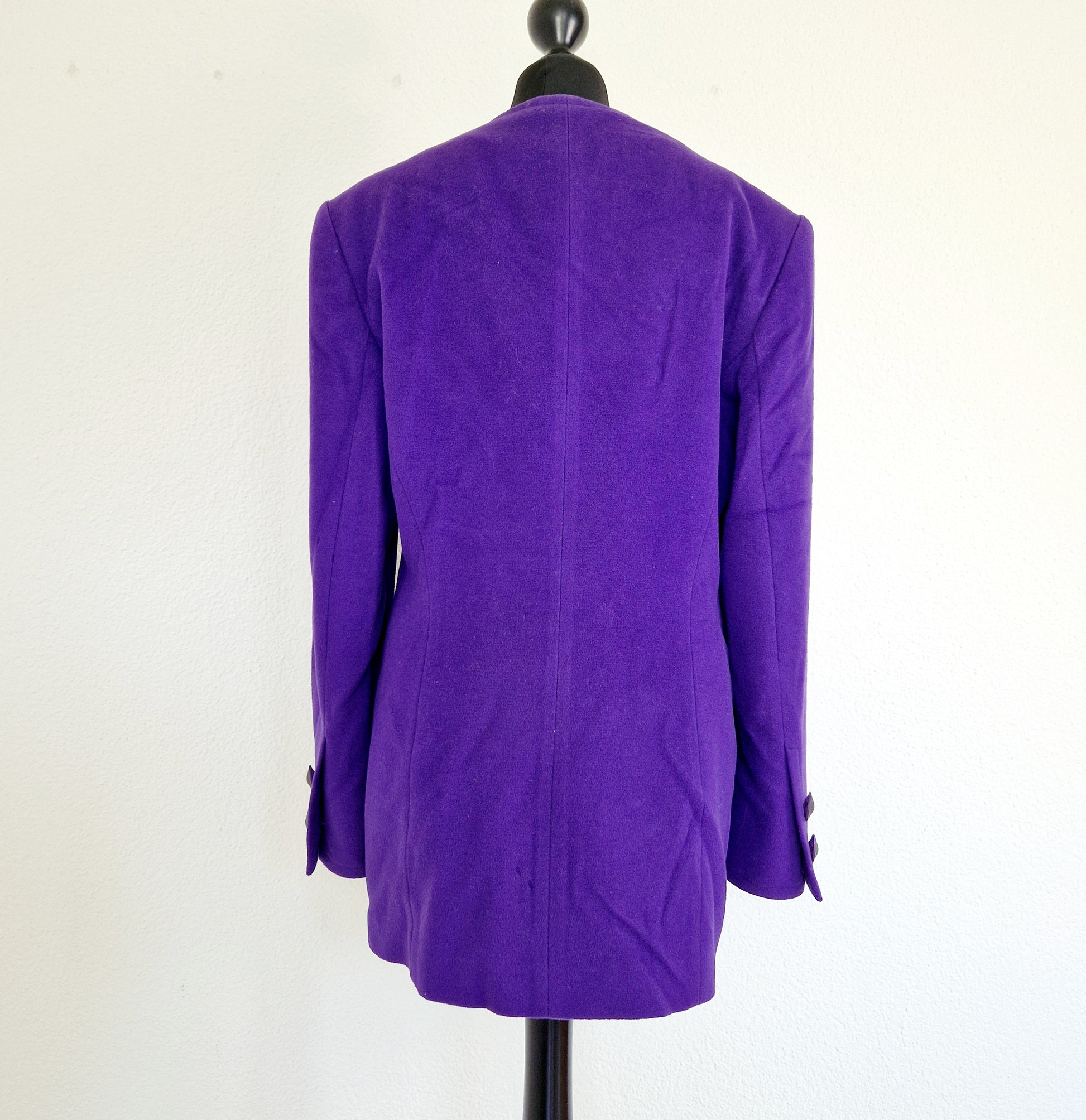 Einzigartiger und nachhaltiger Vintage Mangel in violett. Unique and sustainable vintage coat in purple. Back.
