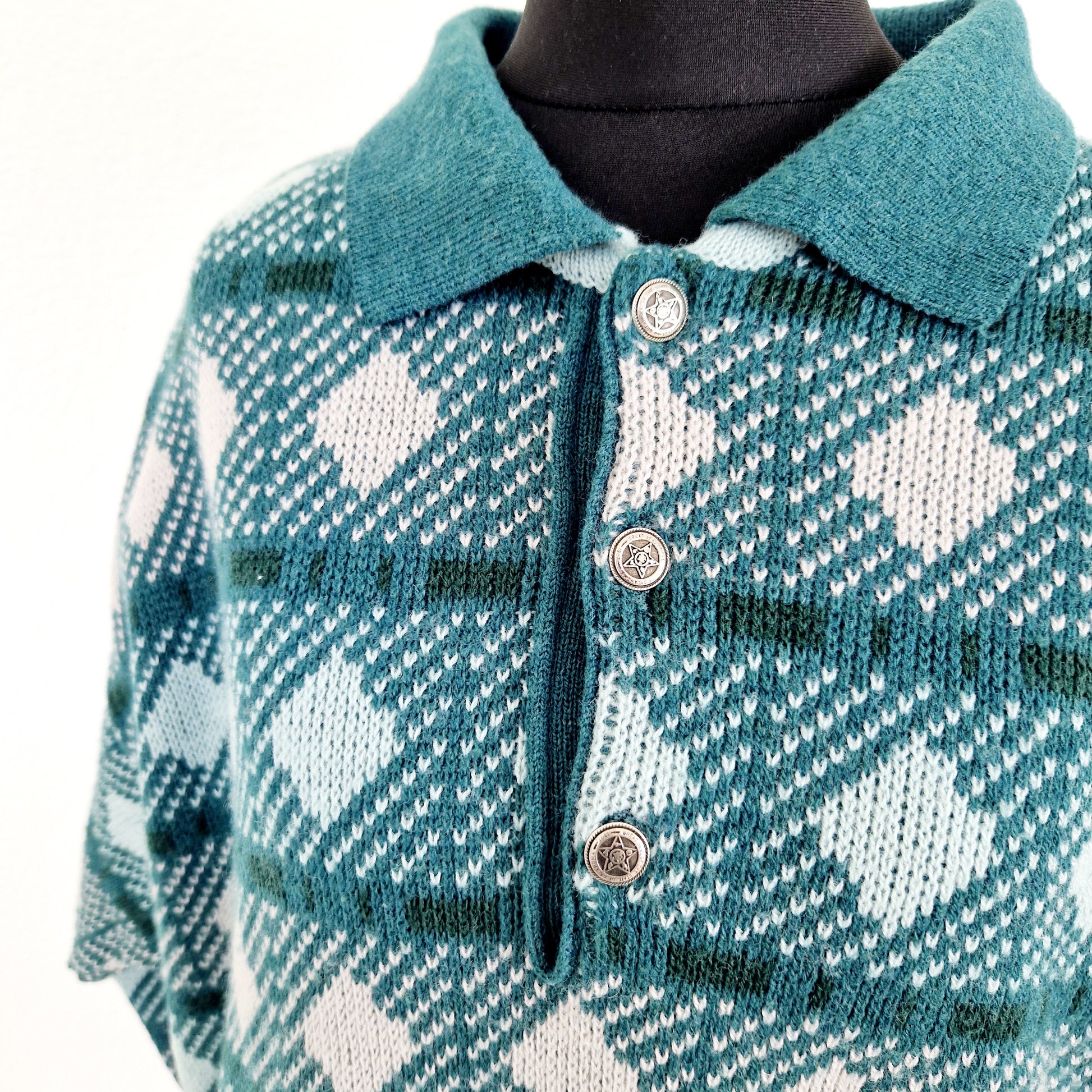 Einzigartiger und nachhaltiger Vintage Pullover in grün-mint-grau mit Rauten. Unique and sustainable vintage pullover in green-mint-grey with rhombs. Close-up.