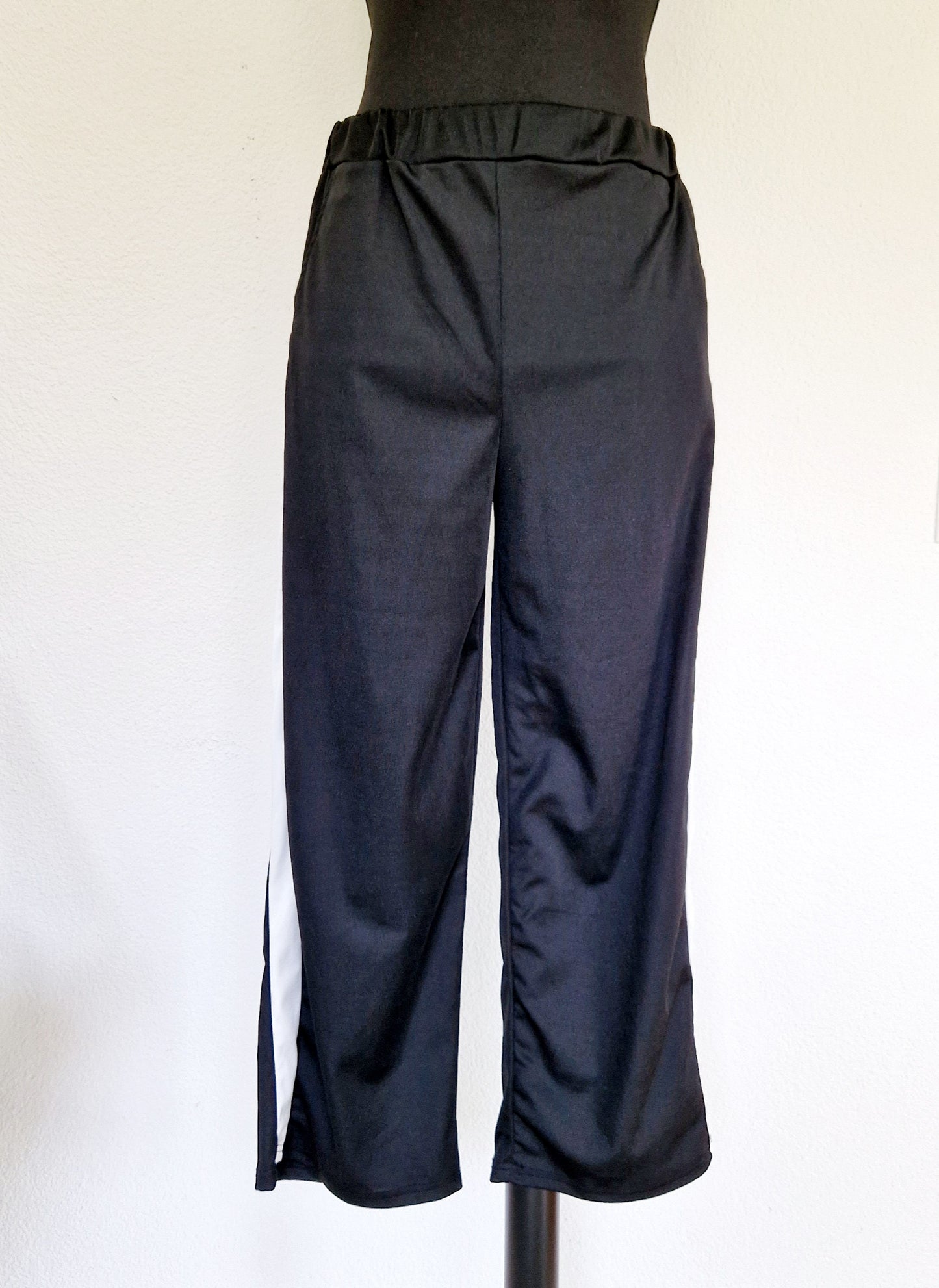 Einzigartige und nachhaltige Vintage Hose in schwarz-weiss. Unique and sustainable vintage pants in black and white. Front.