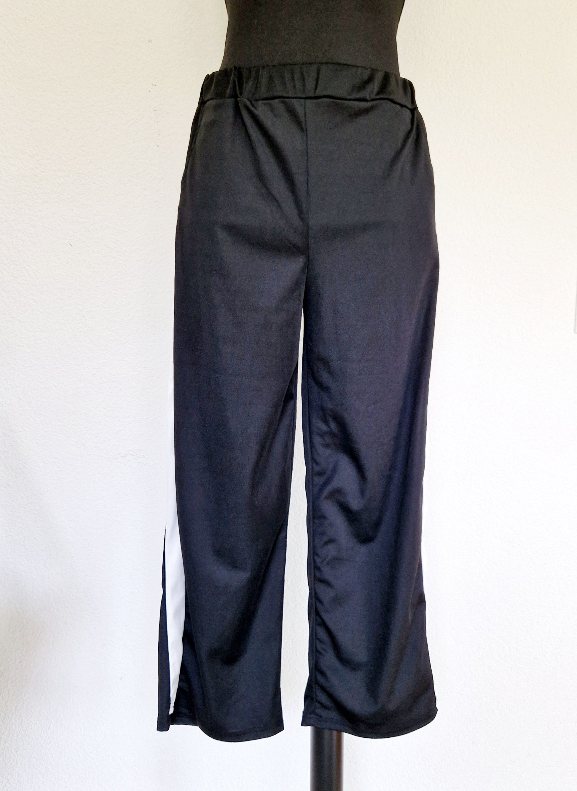 Einzigartige und nachhaltige Vintage Hose in schwarz-weiss. Unique and sustainable vintage pants in black and white. Front.