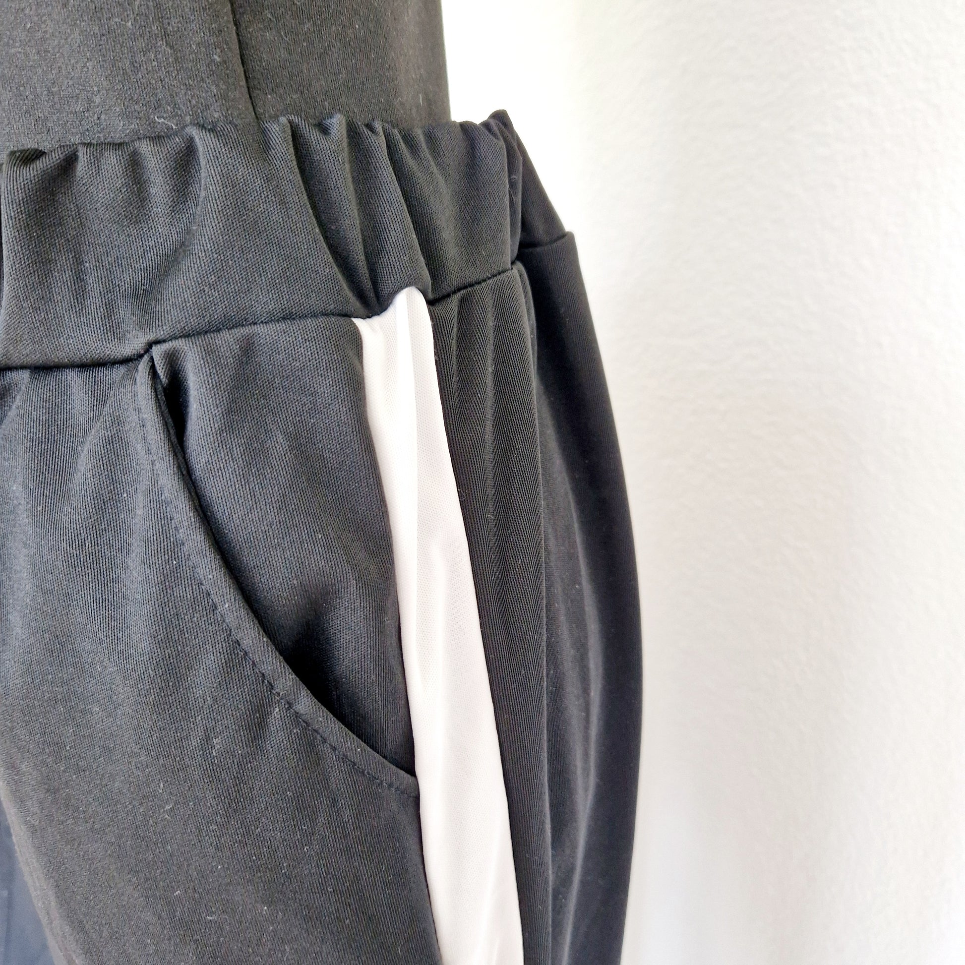 Einzigartige und nachhaltige Vintage Hose in schwarz-weiss. Unique and sustainable vintage pants in black and white. Close-up.