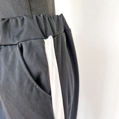 Einzigartige und nachhaltige Vintage Hose in schwarz-weiss. Unique and sustainable vintage pants in black and white. Close-up.