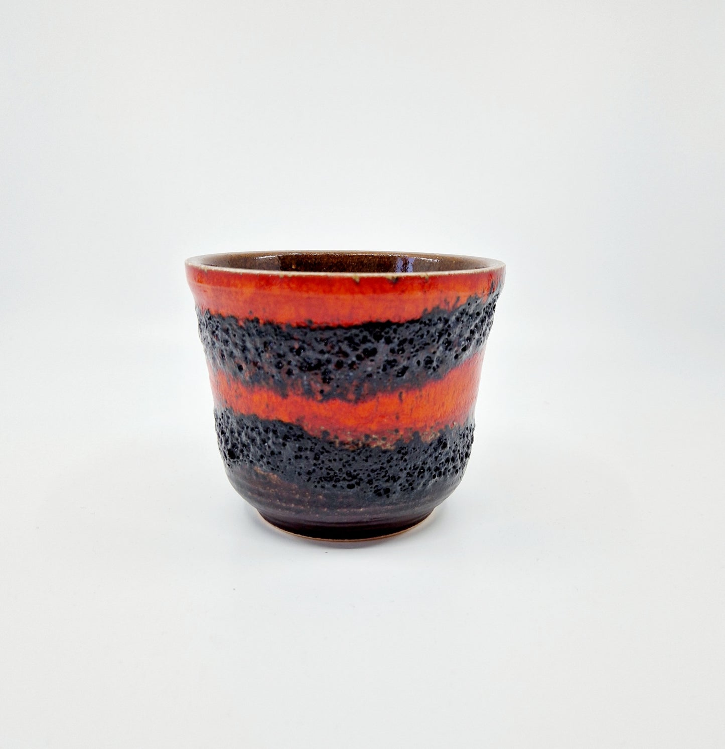 Einzigartiger und nachhaltiger Vintage Blumenopf von Bay. Unique and sustainable vintage flower pot from bay. Front.