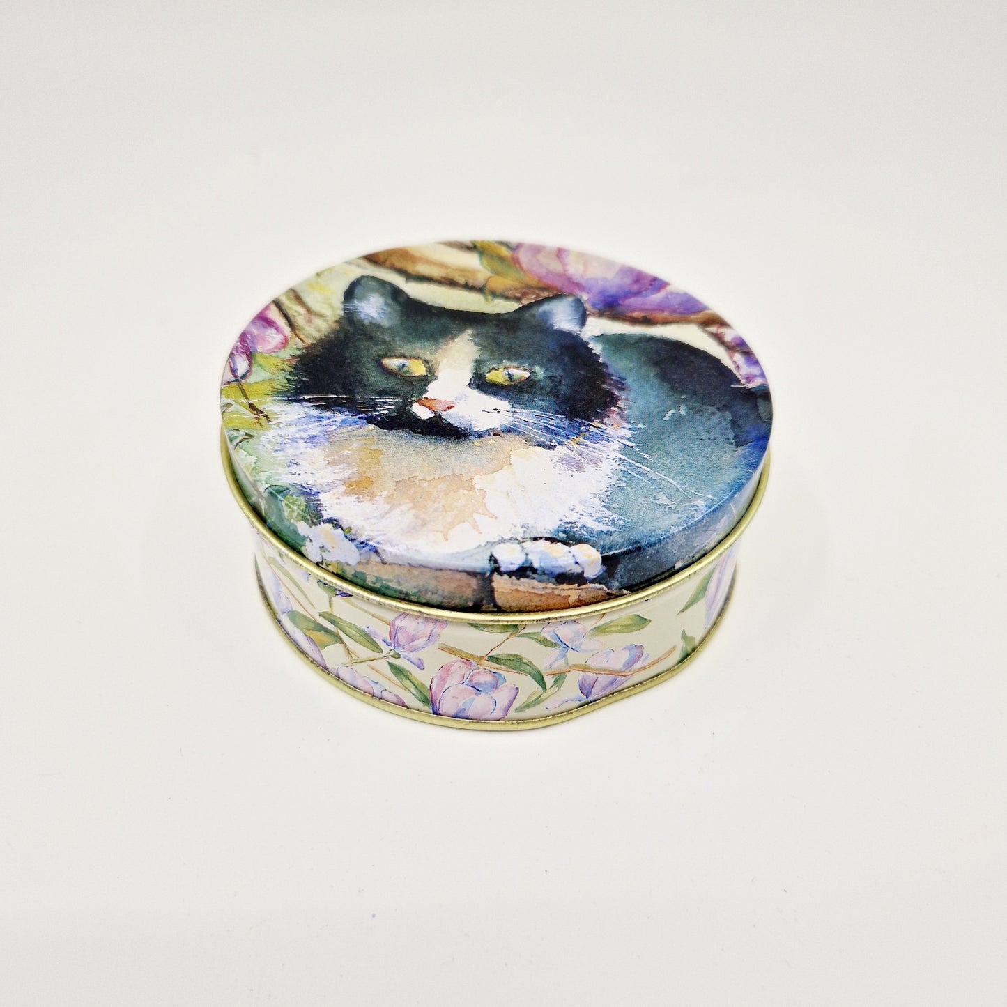 Einzigartige und nachhhaltige Vintage Dose mit Katze. Unique and sustainable vintage box with a cat. Front.