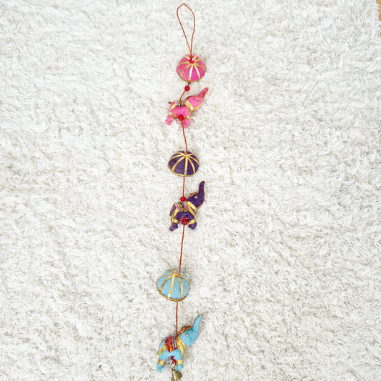 Einzigartige und nachhaltige Vintage Hängedekoration mit Elefanten. Unique and sustainable vintage hanging decoration. Front.