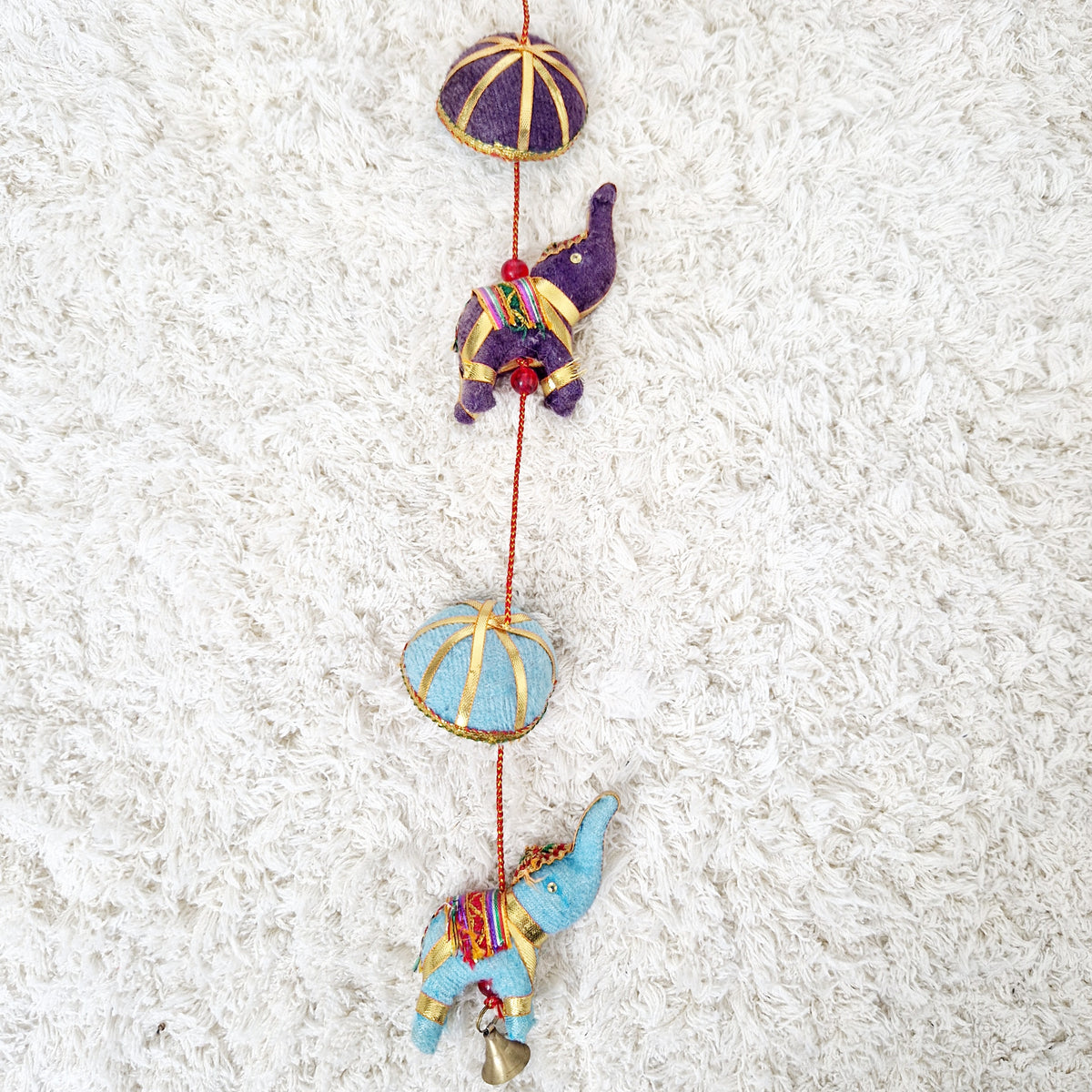 Einzigartige und nachhaltige Vintage Hängedekoration, violett-blau-pink, Elefanten / Zuerich Vintage Shop