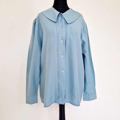 Einzigartige und nachhaltige Vintage Bluse in blau mit Kragen. Unique and sustainable vintage blouse in blue with collar. Front.