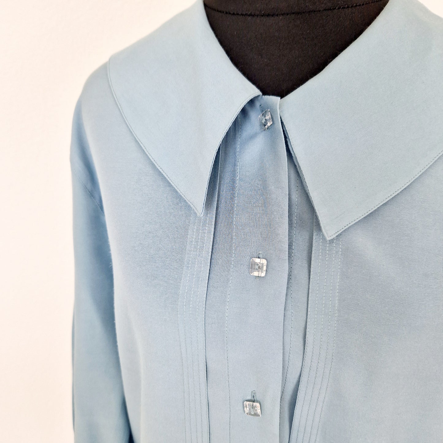Einzigartige und nachhaltige Vintage Bluse in blau mit Kragen. Unique and sustainable vintage blouse in blue with collar. Collar.