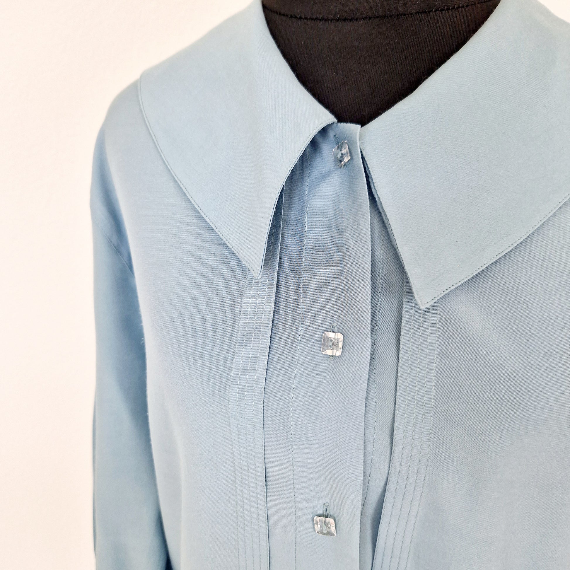 Einzigartige und nachhaltige Vintage Bluse in blau mit Kragen. Unique and sustainable vintage blouse in blue with collar. Collar.