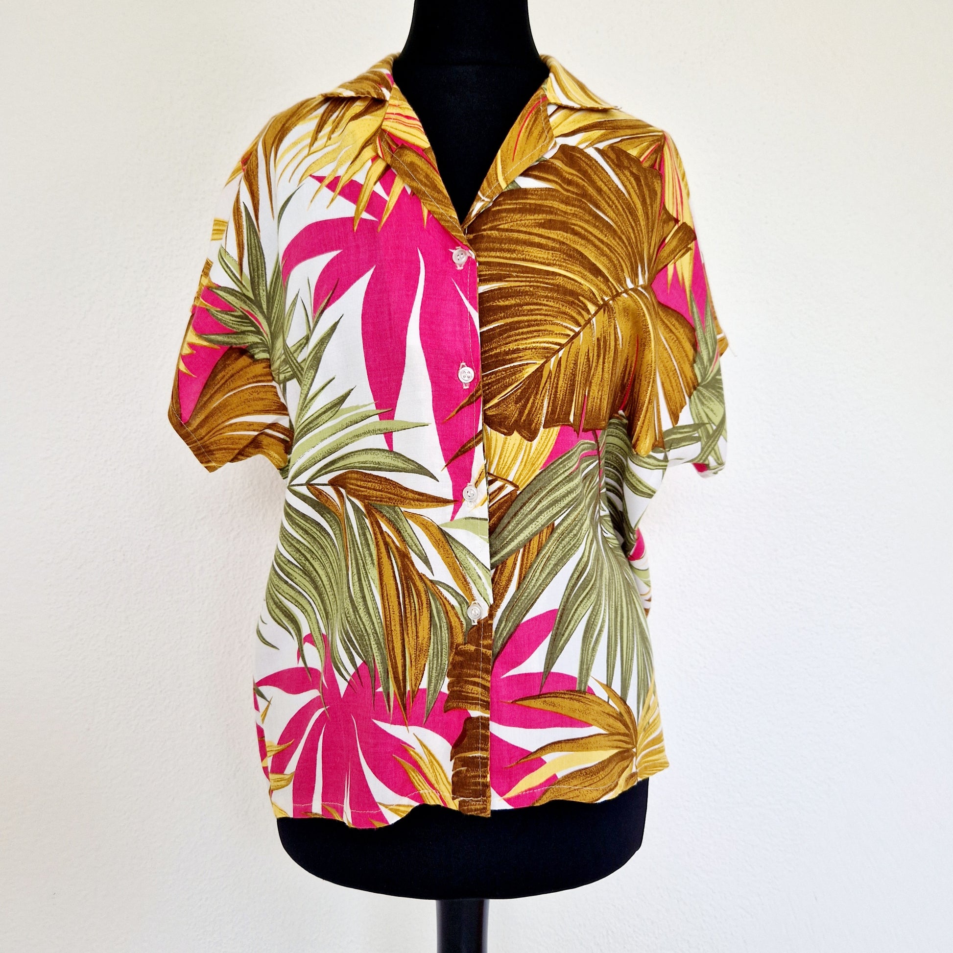 Einzigartige und nachhaltige Vintage Bluse in pink-braun-grün mit Blättern. Unique and sustainable vintage blouse in pink-brown-green with leaves. Front.
