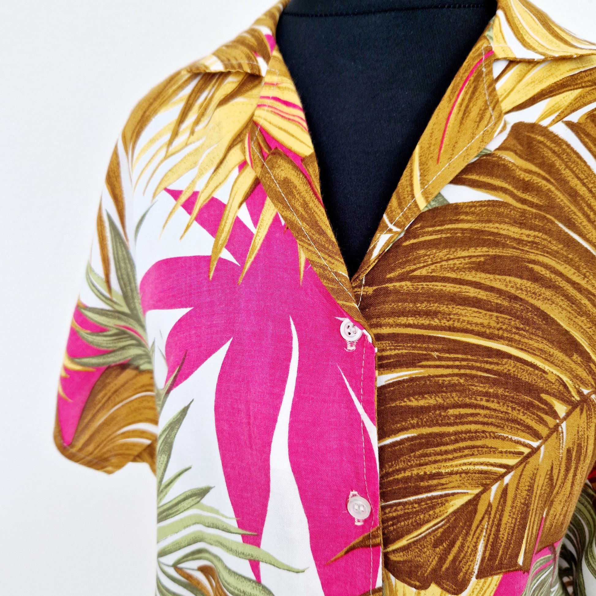 Einzigartige und nachhaltige Vintage Bluse in pink-braun-grün mit Blättern. Unique and sustainable vintage blouse in pink-brown-green with leaves. Close-up.