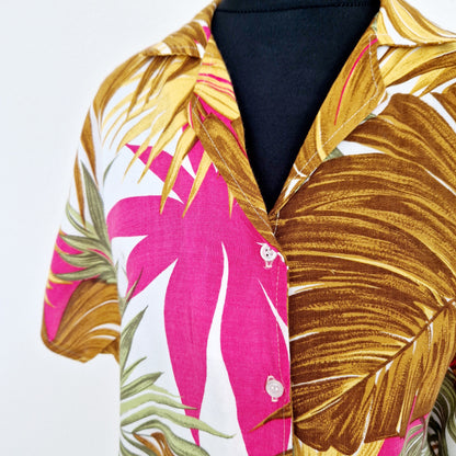 Einzigartige und nachhaltige Vintage Bluse in pink-braun-grün mit Blättern. Unique and sustainable vintage blouse in pink-brown-green with leaves. Close-up.